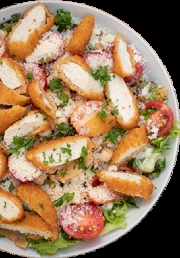 Ensalada César con pollo crujiente