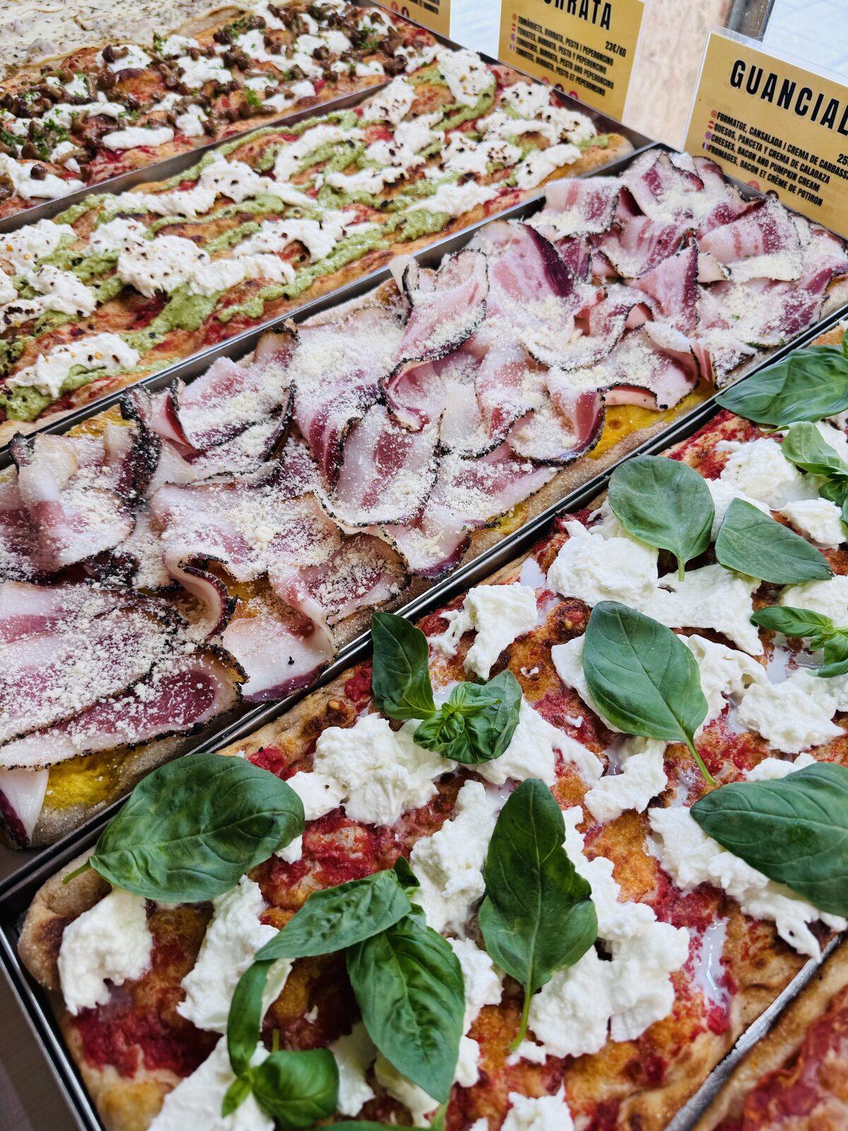 Pizza al corte con burrata y albahaca