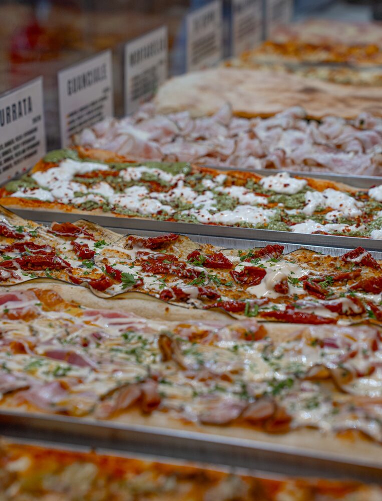 Vitrina de pizza al corte en nuestro restaurante de Salou