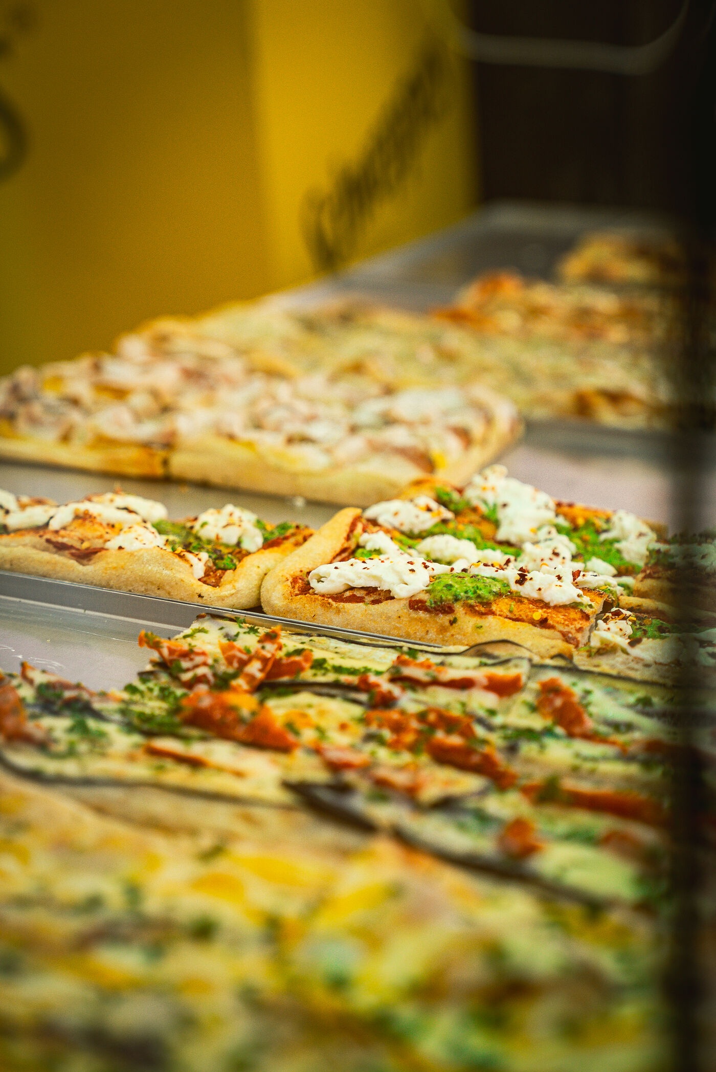Vitrina de pizzas al corte