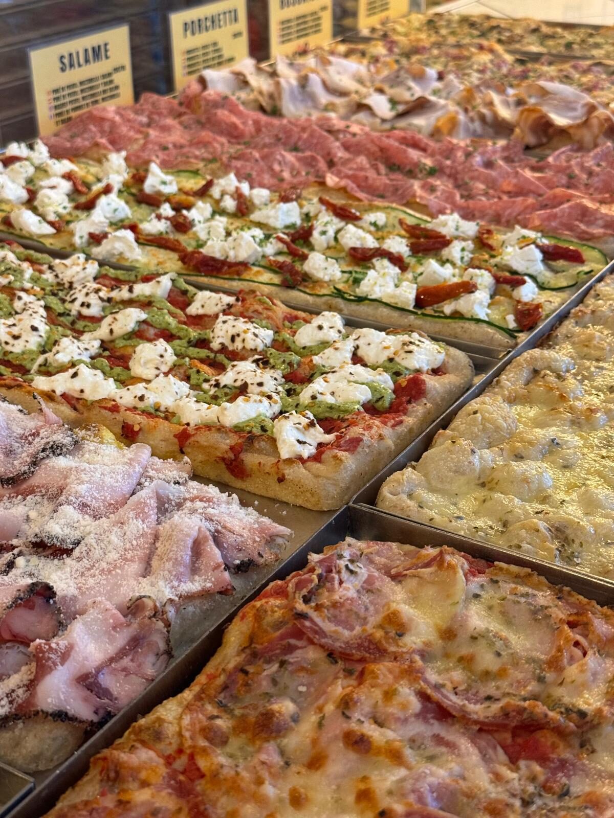 Vitrina de pizza al corte en nuestro local de Salou