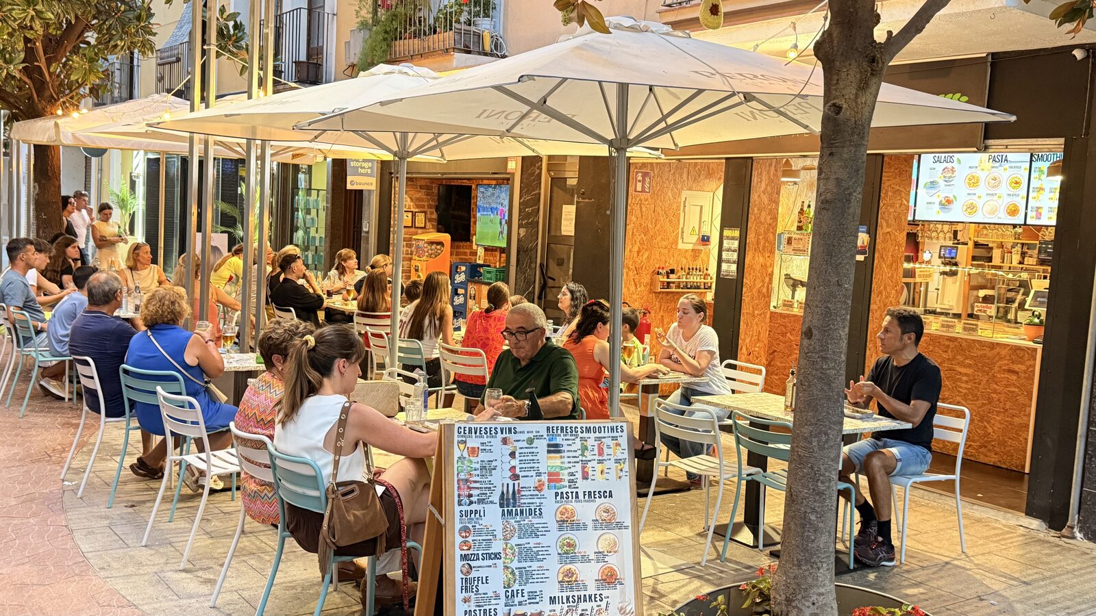 Clientes sentados y siendo atendidos en la terraza de Altaglio en Salou